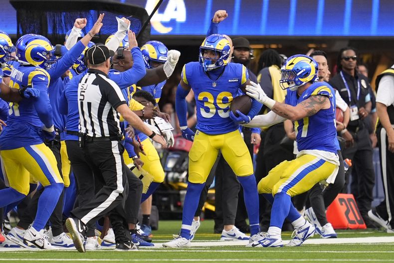 El safety de los Rams de Los Ángeles, Jaylen McCollough (39), celebra su intercepción con sus compañeros de equipo durante la segunda mitad de un partido de fútbol americano de la NFL contra los Raiders de Las Vegas, el domingo 20 de octubre de 2024, en Inglewood, California (AP Foto/Marcio José Sánchez)