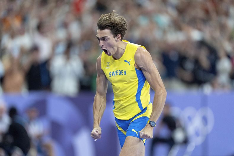 El sueco Armand Duplantis reacciona tras romper el récord mundial durante la final del salto con pértiga del atletismo de los Juegos Olímpicos de París, el lunes 5 de agosto de 2024, en Saint-Denis, Francia. (AP Foto/David Goldman)