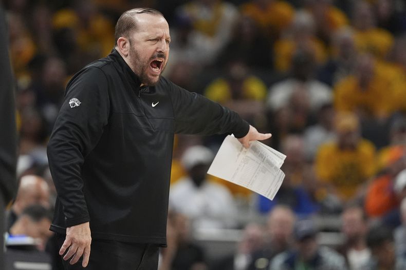 El entrenador de los Knicks de Nueva York Tom Thibodeau grita a sus jugadores en el juego 4 de las finales de Conferencia ante los Paces de Indiana el martes 27 de mayo del 2025. (AP Foto/Michael Conroy)