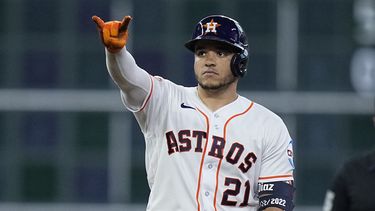 El dominicano Yainer Díaz, de los Astros de Houston, celebra un doblete productor ante los Rays de Tampa Bay, el sábado 29 de julio de 2023 (AP Foto/Kevin M. Cox)