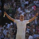 Alexander Zverev, de Alemania, celebra su victoria contra Taylor Fritz, de los Estados Unidos, en su partido de cuartos de final de individuales masculinos en el Campeonato de Tenis de Wimbledon, en Londres, el miércoles 8 de julio de 2026. (Foto AP/Kin Cheung)