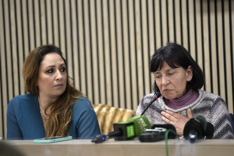 La abogada Laura Sgro, izquierda, escucha a Gloria Branciani en conferencia de prensa en Roma, miércoles 21 de febrero de 2024. Gloria Branciani, de 59 años, es una de las primeras mujeres que acusó al padre Marko Rupnik, un destacado artista jesuita, de abuso espiritual, psicológico y sexual. El miércoles, Branciani exigió públicamente transparencia al Vaticano y una plena rendición de cuentas a los jerarcas que encubrieron a Rupnik durante 30 años. (AP Foto/Alessandra Tarantino)