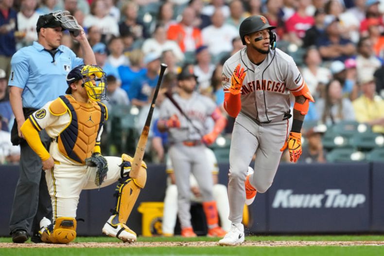 El venezolano Víctor Bericoto, de los Gigantes de San Francisco, suelta el bate tras conseguir un jonrón ante los Cerveceros de Milwaukee el miércoles 3 de junio de 2026 (AP Foto/Aaron Gash)