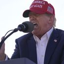 ARCHIVO - El precandidato republicano a la presidencia, el expresidente Donald Trump, habla en un acto de campaña el 16 de marzo de 2024 en Vandalia, Ohio. La retórica antiinmigrantes de Trump parece ganar terreno entre algunos demócratas, algo preocupante para el presidente, Joe Biden. (AP Foto/Jeff Dean, Archivo)