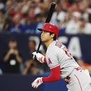 El japonés Shohei Ohtani, de los Angelinos de Los Ángeles, batea un sencillo en el encuentro del viernes 28 de julio de 2023, ante los Azulejos de Toronto (Nathan Denette/The Canadian Press via AP)