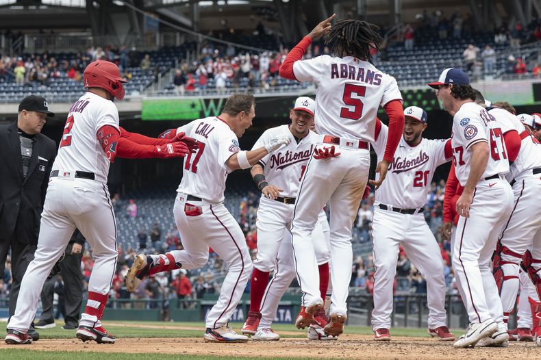 Alex Call, de los Nacionales de Washington, festeja tras conectar el jonrón del triunfo ante los Cachorros de Chicago, el jueves 4 de mayo de 2023 (AP Foto/Manuel Balce Ceneta)