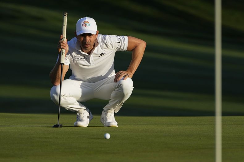 Camilo Villegas alinea un putt en el noveno green durante la primera ronda del torneo de golf The Players Championship, el jueves 13 de marzo de 2025, en Ponte Vedra Beach, Florida (AP Foto/Julia Demaree Nikhinson)