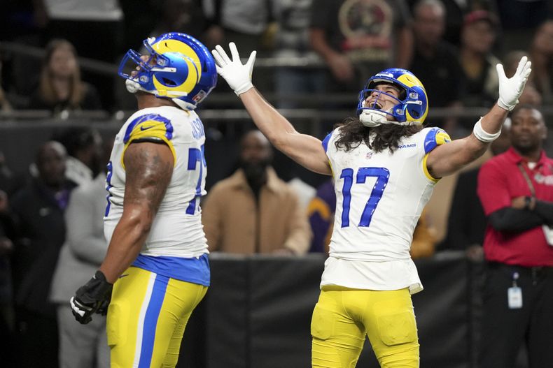 El receptor de los Rams de Los Ángeles Puka Nacua celebra su touchdown con el tacle ofensivo Alaric Jackson en el encuentro ante los Saints de Nueva Orleans el domingo primero de diciembre del 2024. (AP Foto/Gerald Herbert)