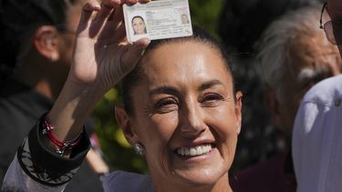 La candidata del partido oficialista Claudia Sheinbaum enseña su identificación al salir del centro electoral en el que depositó su voto en las elecciones generales en Ciudad de México, el domingo 2 de junio de 2024. Claudia Sheinbaum, la nueva presidenta de México y primera mujer que gobierna el país en sus más de 200 años de vida independiente, se hizo con el poder con una promesa de continuidad del modelo del presidente saliente Andrés Manuel López Obrador. (AP Foto/Marco Ugarte)