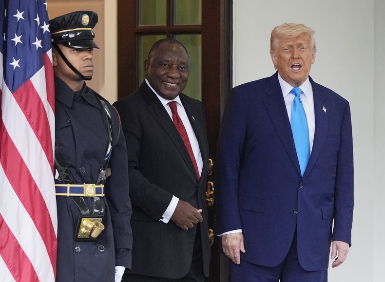 El presidente estadounidense Donald Trump recibe al presidente sudafricano Cyril Ramaphosa en la Casa Blanca en Washington el 21 de mayo del 2025. (AP foto/Julia Demaree Nikhinson)