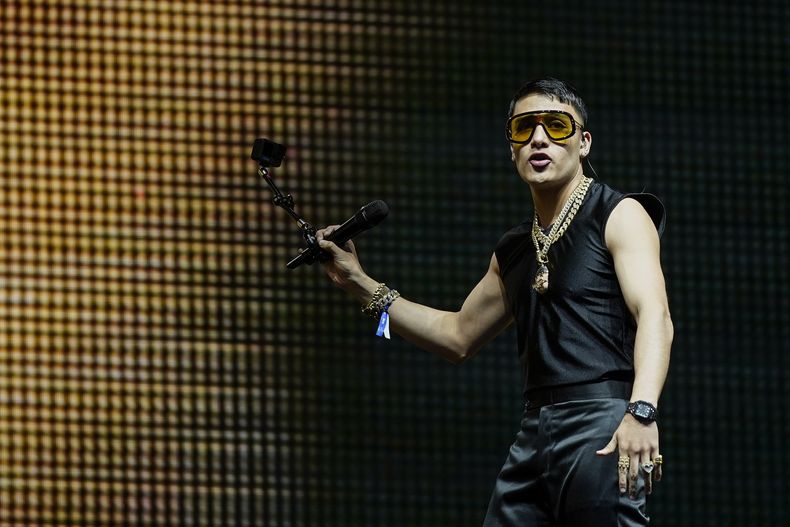 El cantante mexicano El Malilla durante su concierto en el Coca-Cola Flow Fest en la Ciudad de México el domingo 24 de noviembre de 2024. (Foto AP/Félix Márquez)