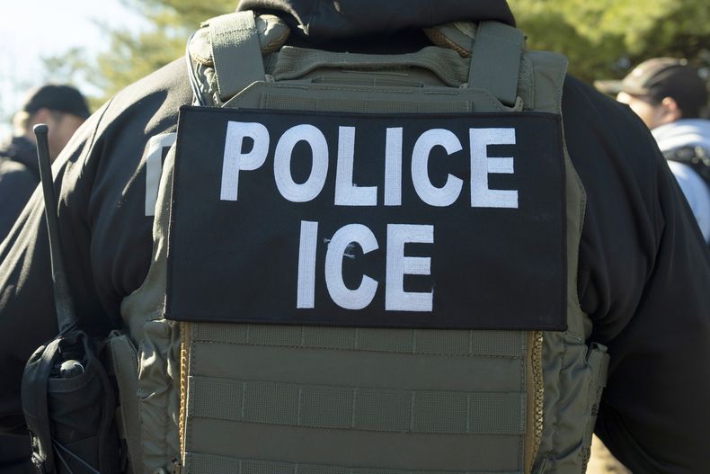 ARCHIVO – Un agente del Servicio de Inmigración y Control de Aduanas de Estados Unidos escucha durante una sesión informativa, el 27 de enero de 2025 en Silver Spring, Maryland. (AP Foto/Alex Brandon, Archivo)