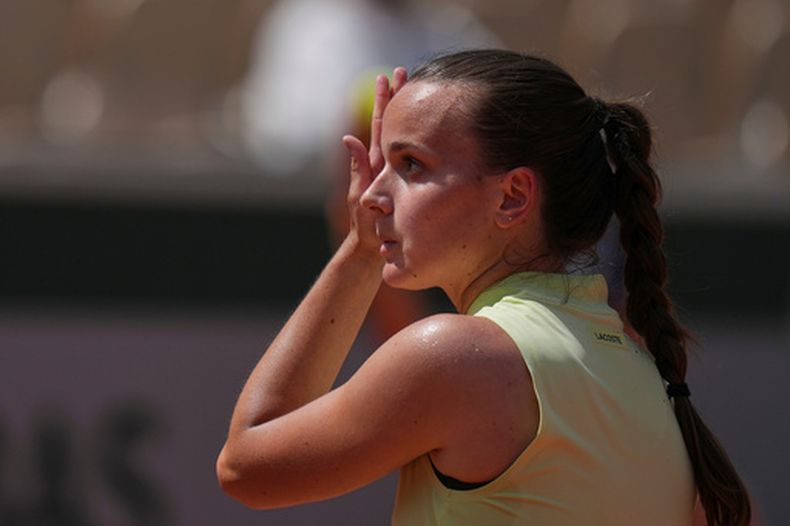 La francesa Clara Burel reacciona durante su partido de la primera ronda de Roland Garros ante la estadounidense Katie Volynets el domingo 24 de mayo del 2026. (AP Foto/Thibault Camus)