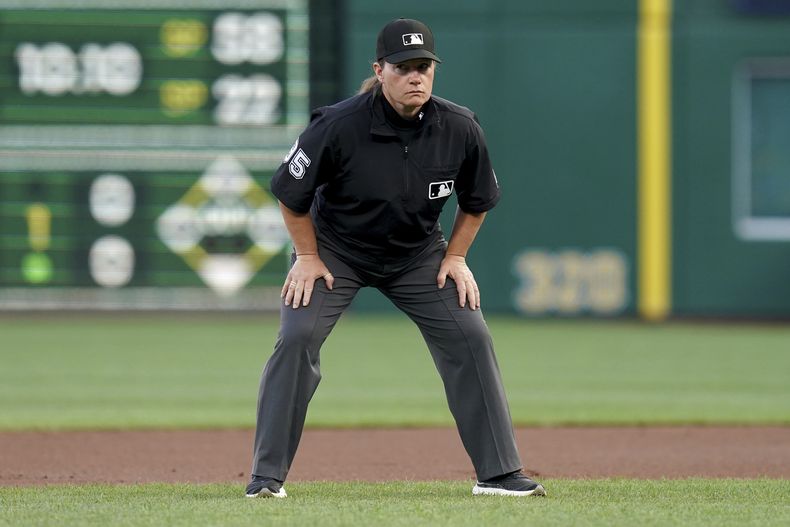 La umpire Jen Pawol labora en el juego entre los Rockies de Colorado y los Piratas de Pittsburgh, el viernes 22 de agosto de 2025 (AP Foto/Matt Freed)
