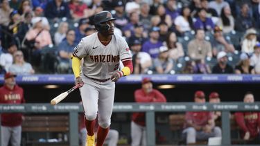 El dominicano Geraldo Perdomo, de los Diamondbacks de Arizona, trota tras conectar un jonrón de tres carreras ante los Rockies de Colorado, el sábado 29 de abril de 2023 (AP Foto/Geneva Heffernan)