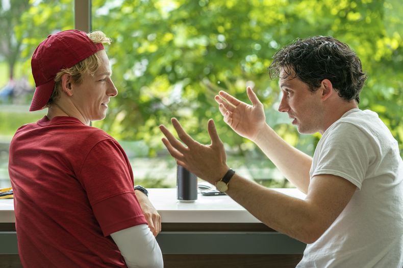 En esta imagen proporcionada por Metro Goldwyn Mayer Pictures, Mike Faist, izquierda, y Josh OConnor una escena de Challengers. (Metro Goldwyn Mayer Pictures vía AP)