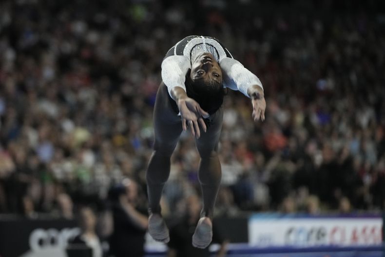 Simone Biles realiza su rutina de piso en la competición U.S. Classic, el sábado 5 de agosto de 2023, en Hoffman Estates, Illinois (AP Foto/Morry Gash)