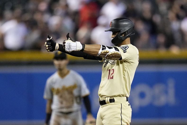 El cubano Lourdes Gurriel Jr. de los Diamondbacks de Arizona celebra un doble en la octava entrada ante los Piratas de Pittsburgh el viernes 7 de julio del 2023. (AP Foto/Ross D. Franklin)