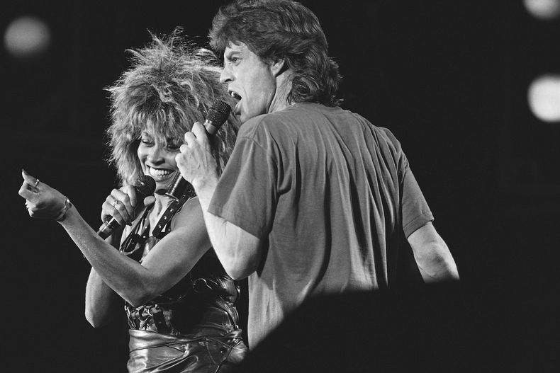 ARCHIVO - Tina Turner y Mick Jagger durante su presentación en el concierto Live Aid en Filadelfia el 14 de julio de 1985. Turner, la imparable cantante, murió el miércoles después de una larga enfermedad en su casa en Küsnacht, cerca de Zúrich, Suiza, dijo su mánager. Tenía 83 años. (Foto AP/Amy Sancetta, archivo)