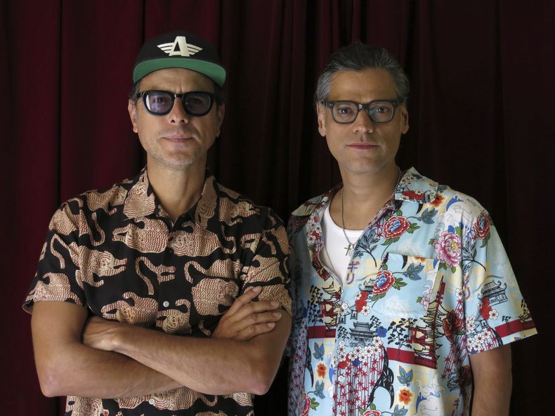 El vocalista Clemente Castillo, izquierda, y el guitarrista Flip Tamez de la banda mexicana Jumbo posan para un retrato durante una entrevista en la Ciudad de México el 5 de septiembre de 2023. (Foto AP/Berenice Bautista)