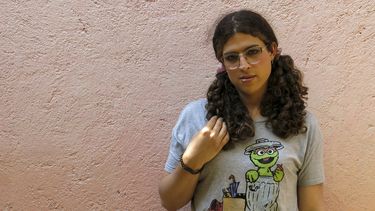 La cineasta mexicana Camilia D. Aurora, directora y protagonista del cortometraje Johanne Sacreblu, posa para una fotografía durante una entrevista en la Ciudad de México, el jueves 27 de febrero de 2025. (AP Photo/Berenice Bautista)
