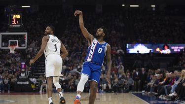Malik Monk (0), de los Kings de Sacramento, hace un seguimiento después de tomar un tiro de larga distancia, mientras que Mikal Bridges (1), de los Nets de Brooklyn, observa durante el primer cuarto del juego de baloncesto de la NBA, el lunes 11 de diciembre de 2023, en Sacramento, California. (AP Foto/José Luis Villegas)