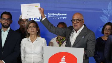 El presidente de la Asamblea Nacional venezolana Jorge Rodriguez muestra un documento según el cual la candidata presidencial opositora Maria Corina Machado ataca al gobierno, en Caracas, 25 de enero de 2024. Estados Unidos expresó el sábado 27 de enero de 2024 su preocupación luego de que un tribunal venezolano ratificó la inhabilitación de la candidata opositora María Corina Machado para participar en las elecciones presidenciales, por lo que anunció la revisión de la política de sanciones sobre Venezuela. (AP Foto/Ariana Cubillos)
