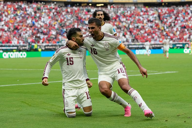 Alex Baena (izquierda) festeja tras anotar un gol para España en el partido contra Uruguay en el Grupo H del Mundial, el viernes 26 de junio de 2026, en Guadalajara, México. (AP Foto/Natacha Pisarenko)