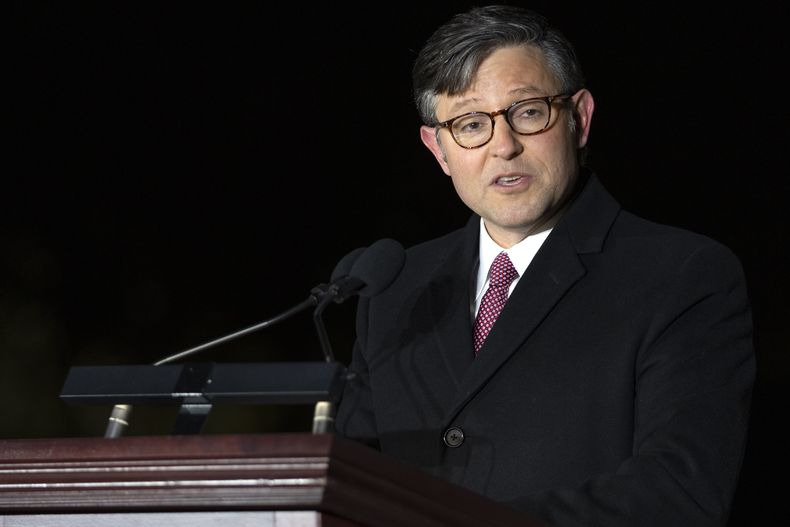 El presidente de la Cámara de Representantes de Estados Unidos, Mike Johnson, durante la ceremonia de encendido del árbol de Navidad del Capitolio, el martes 28 de noviembre de 2023, en Washington. (AP Foto/Mark Schiefelbein)