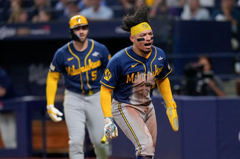 El venezolano William Contreras, de los Cerveceros de Milwaukee, festeja tras anotar en el quinto juego de la Serie Mundial ante los Rays de Tampa Bay, el miércoles 28 de octubre de 2026 (AP Foto/Chris OMeara)