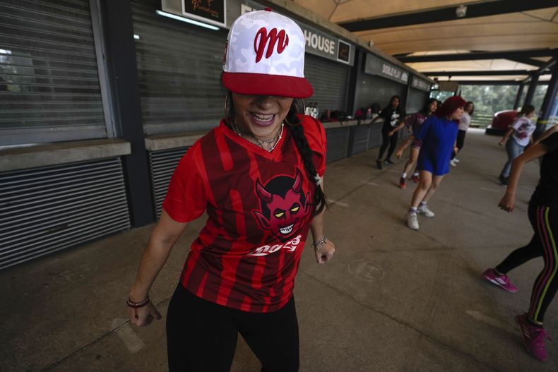 Una animadora de los Diablos Rojos de México practica su rutina previo a los juegos de premporada contra los Yanquis de Nueva York, el martes 19 de marzo de 2024. (AP Foto/Fernando Llano)