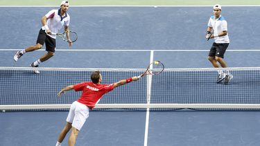 americateve | El jugador de Suiza, Stanislas Wawrinka, abajo, devuelve una pelota ante los italianos Simone Bolelli, izquierda, y Fabo Fognini, en el partido de dobles de su serie por las semifinales de la Copa Davis el s&aacute;bado, 13 de septiembre de 2014, en Gineb