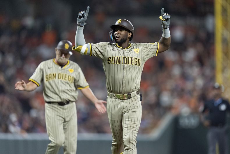 Jurickson Profar, de los Padres de San Diego, celebra luego de conectar un jonrón el viernes 26 de julio de 2024, ante los Orioles de Baltimore (AP Foto/Stephanie Scarbrough)