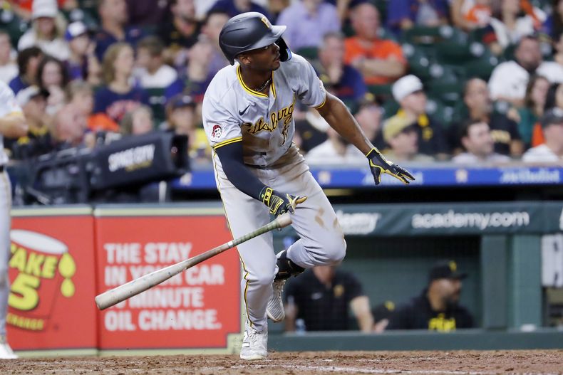 Michael A. Taylor, de los Piratas de Pittsburgh, arroja el bate mientras observa su jonrón de tres carreras frente a los Astros de Houston durante la novena entrada del juego de béisbol del lunes 29 de julio de 2024, en Houston. (AP Foto/Michael Wyke)