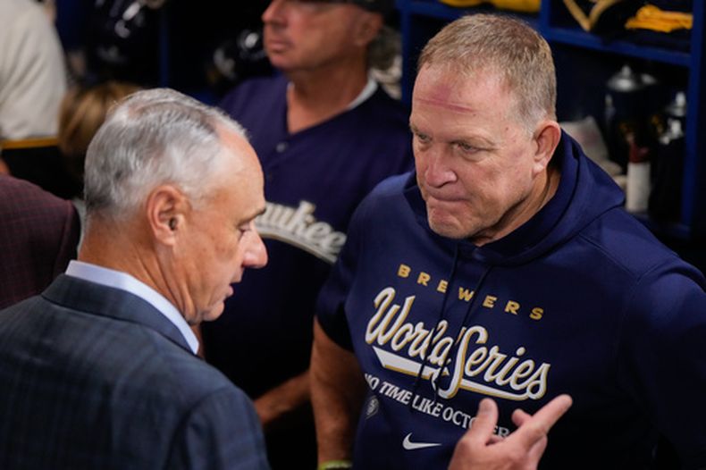 El comisionado de las Grands Ligas, Rob Manfred (izquierda) habla con el manager de los Cerveceros de Milwaukee, Pat Murphy, antes del primer juego de la Serie Mundial, el viernes 23 de octubre de 2026 (AP Foto/Ashley Landis)