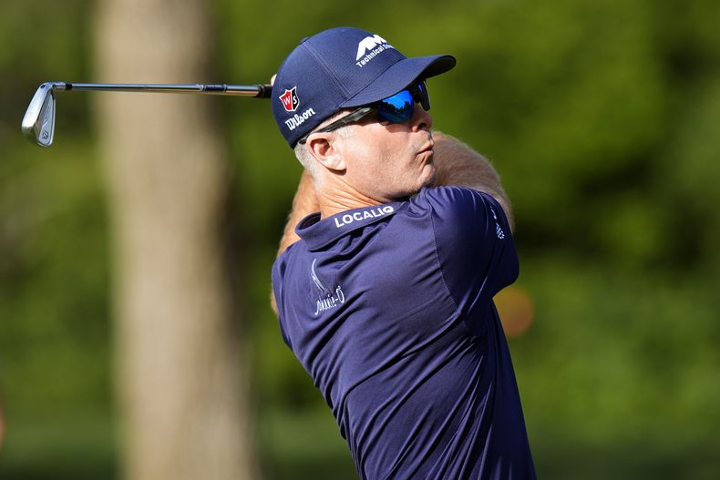 Kevin Streelman tira en el hoyo en la primera ronda de Valspar Championship el jueves 21 de marzo del 2024. (AP Foto/Chris OMeara)