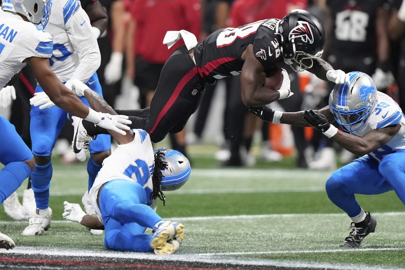Morice Norris, de los Lions de Detroit, se lesiona al recibir un golpe en la cabeza por parte de Nathan Carter, de los Falcons de Atlanta, durante el partido de pretemporada realizado el viernes 8 de agosto de 2025 (AP Foto/Brynn Anderson)