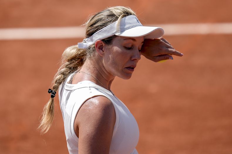 La estadounidense Danielle Collins se seca el sudor durante el partido contra la colombiana Camila Osorio en el torneo de tenis de los Juegos Olímpicos de París, el martes 30 de julio de 2024. (AP Foto/Manu Fernández)