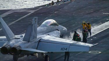 En esta fotografía, proporcionada por la Marina de Guerra de Estados Unidos, un F/A-18 Super Hornet se prepara para despegar de la cubierta de vuelo del portaaviones de clase Nimitz USS Theodore Roosevelt, el 5 de julio de 2024, en el Mar de China Meridional. (Marinero Aaron Haro Gonzalez/Marina de Guerra de Estados Unidos via AP)