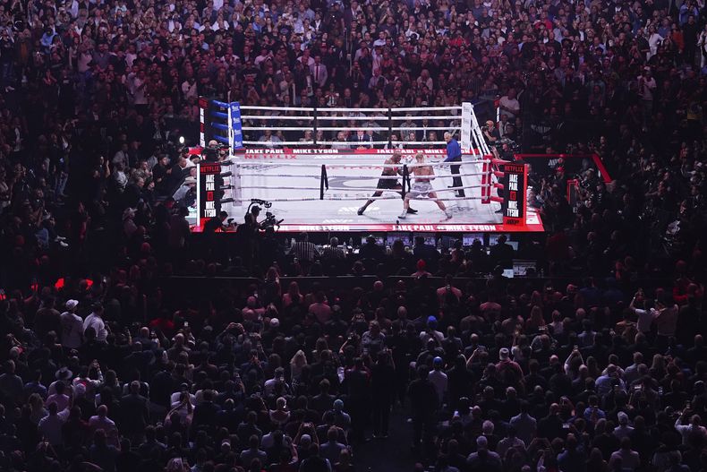 ARCHIVO - Mike Tyson (izquierda) pelea contra Jake Paul, el 15 de noviembre de 2024, en Arlington, Texas. (AP Foto/Julio Cortez)