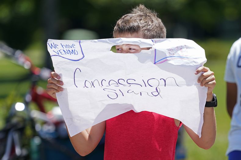 Andrew Addison sostiene un letrero donde anuncia que acepta Venmo como pago en su puesto de bebidas, el 30 de mayo de 2022, en Nolensville, Tennessee. Venmo permitirá oficialmente que los adolescentes abran una cuenta con el permiso de sus padres, la compañía dijo el 22 de mayo de 2023. (Foto AP/Mark Humphrey, archivo)