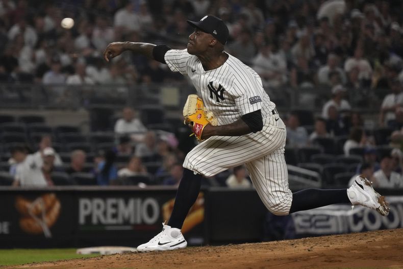 Enyel De Los Santos, de los Yankees de Nueva York, lanza durante la séptima entrada contra los Azulejos de Toronto, el viernes 2 de agosto de 2024, en Nueva York. (AP Foto/Pamela Smith)