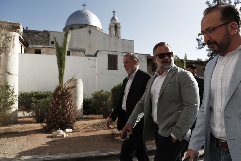 El representante republicano estadounidense Cory Mills (segundo desde la derecha) en Damasco el 18 de abril del 2025. (AP foto/Omar Sanadiki)