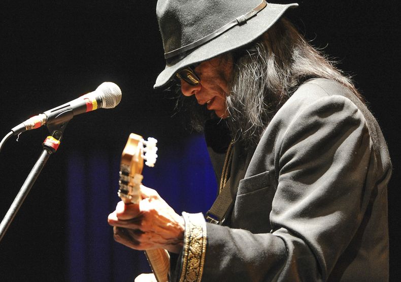ARCHIVO- El cantautor Sixto Rodriguez se presenta en el Beacon Theatre el 7 de abril de 2013 en Nueva York. Rodriguez, quien fue retratado en el documental galardonado con el Oscar “Searching for Sugarman”, murió, informó el sito web Sugarman.org el martes 8 de agosto de 2023 y confirmó su nieta. Tenía 81 años. (Foto Evan Agostini/Invision/AP, archivo)