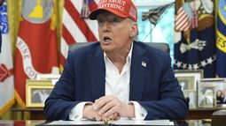 El presidente de los Estados Unidos Donald Trump habla en la Oficina Oval de la Casa Blanca el viernes 22 de agosto del 2025. (AP Foto/Jacquelyn Martin)