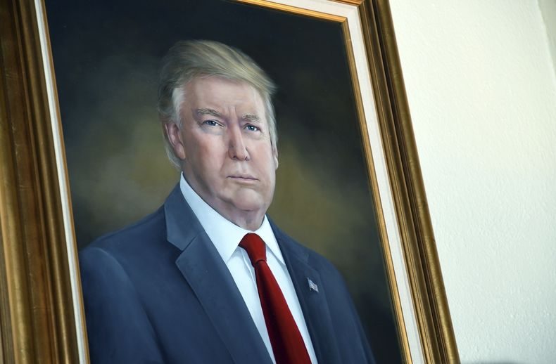 ARCHIVO - Un retrato del presidente de EEUU, Donald Trump, cuelga en el Capitolio de Colorado después de una ceremonia de develación el 1 de agosto de 2019 en Denver. (AP Foto/Thomas Peipert, Archivo)