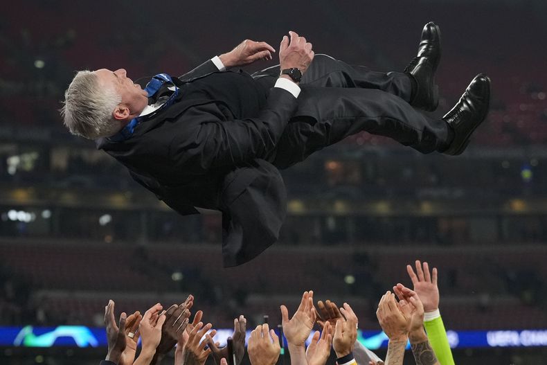 Los jugadores del Real Madrid lanzan por los aires al técnico Carlos Ancelotti tras la victoria ante Borussia Dortmund en la final de la Liga de Campeones, el sábado 1 de junio de 2024, en Londres. (AP Foto/Kirsty Wigglesworth)
