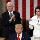 Pelosi rompe el discurso de Trump, en el podio detrás de él