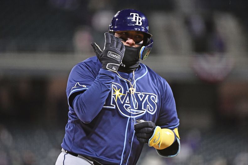 El mexicano Isaac Paredes, de los Rays de Tampa Bay, festeja luego de batear un jonrón solitario ante los Rockies de Colorado, el sábado 6 de abril de 2024 (AP Foto/Geneva Heffernan)