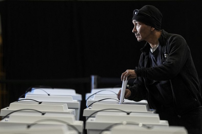 Una persona deposita su voto en las elecciones parlamentarias, en Nuuk, Groenlandia, el 11 de marzo del 2025. (AP foto/Evgeniy Maloletka)
